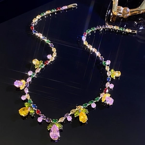 Vue macro détaillée de zircons colorés en taille poire sertis sur un collier de luxe