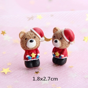 Macro view of mini resin Christmas bear with hat and star, size 1.8x2.7cm, for DIY crafts