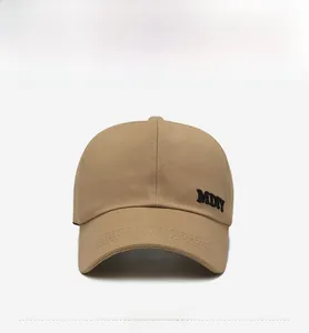 Détail de la broderie MDIY sur une casquette de baseball en coton beige pour queue de cheval