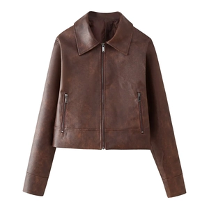 Vue détaillée de la veste en cuir marron pour femmes avec col à revers et poches zippées