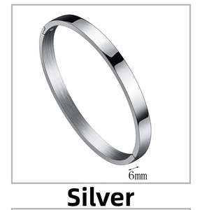 Dettaglio macro del bracciale in acciaio inossidabile argento 6mm con finitura spazzolata