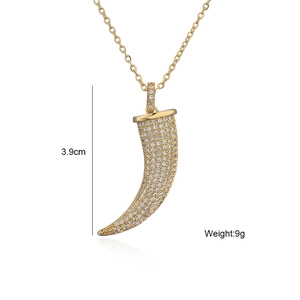 Dettaglio del pendente a corno dorato con zirconi e misura dell'altezza di 3,9 cm