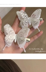 Details von lichtdurchlässigen Schmetterlings-Haarspangen mit Glitzereffekt auf der Hand