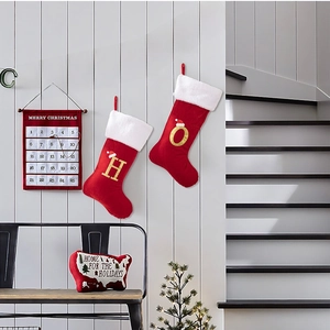 Calze di Natale personalizzate in velluto rosso con iniziali d'oro e set decorativo
