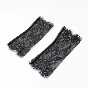 Détail de manches en dentelle noire florale avec bords festonnés pour robes de soirée
