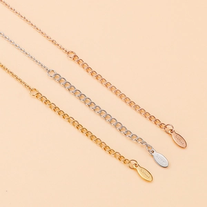 Drei Halsketten aus Edelstahl in Gold, Silber und Roségold mit kleinen gravierten Anhängern