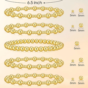 Dettaglio del set di cinque braccialetti con perline dorate da 3mm e 5mm e lungo 6,5 pollici