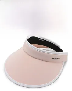 Dettaglio visiera parasole rosa chiaro con tesa larga, bordino bianco e logo laterale