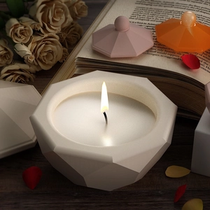 Geometrische kaarsenpot met gekleurde deksels en matte witte textuur voor DIY