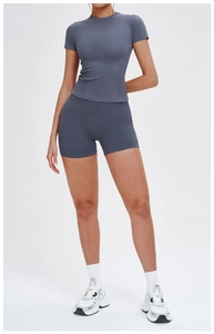 Gros plan détaillé de l'ensemble de sport gris foncé sans couture avec haut et short