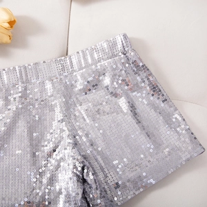 Nahaufnahme der glitzernden silbernen Pailletten auf der elastischen Shorts für Damen