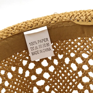 Détail de l'intérieur du chapeau en paille avec étiquette 100% papier et bandeau confort