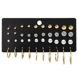 Set de 20 pares de pendientes de aro dorados y perlas en tarjeta negra