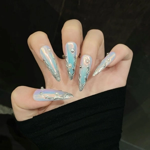 Detailansicht irisierender Stiletto-Nägel mit 3D-Flüssigmetall und Perlenverzierung