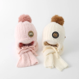 Plüsch Kinder Kapuzenschal Set mit M-Logo und Bommel für warme Wintertage