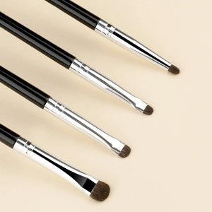Set di 4 pennelli professionali per il trucco occhi con manici neri per sfumare l'ombretto