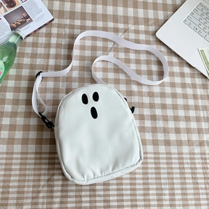 Détail du sac à bandoulière fantôme blanc mignon avec sangle réglable sur nappe à carreaux