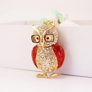 Porte-clés chouette doré avec strass brillants et ailes en émail rouge sur blanc