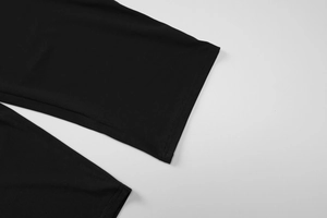 Detailaufnahme des doppelten Saums an schwarzen schmalen Shorts mit Stoffstruktur
