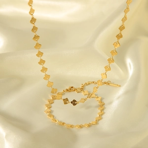 Elegante conjunto de collar y pulsera de acero inoxidable chapado en oro 18K sobre seda