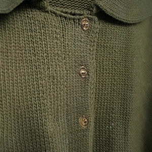 Completo in maglia verde militare con colletto a rever e bottoni in metallo dorato