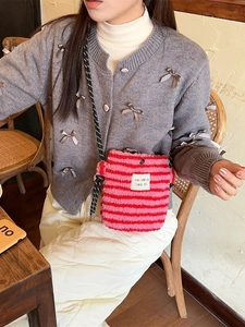 Mini sac à bandoulière pelucheux à rayures roses et rouges avec une sangle tressée