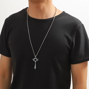 Chaîne box en acier inoxydable pour homme avec pendentif épée portée par un mannequin