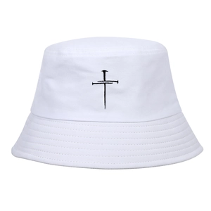 Détail de la broderie en croix sur chapeau bob blanc avec coutures de bord précises