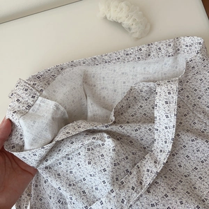 Gros plan du sac en toile fleuri montrant les coutures renforcées et la doublure