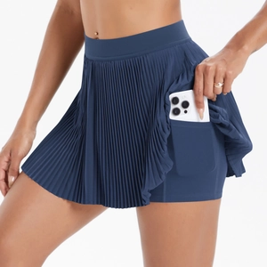 Detail eines dunkelblauen Faltenrock-Shorts mit integrierter Handytasche für Sport