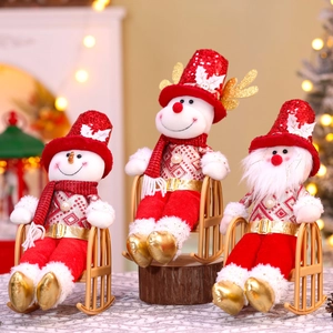 Weihnachtsplüschfiguren-Set mit Weihnachtsmann, Rentier und Schneemann auf Schaukelstühlen