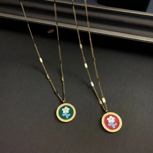Colliers vintage avec pendentifs fleurs en émail doré avec breloques rouge et vert