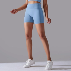 Gros plan sur un short de yoga sans couture bleu clair avec taille haute côtelée