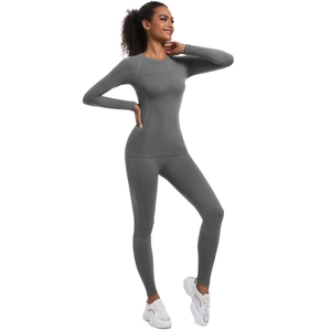 Dettaglio del set sportivo grigio scuro senza cuciture con trama a coste e compressione