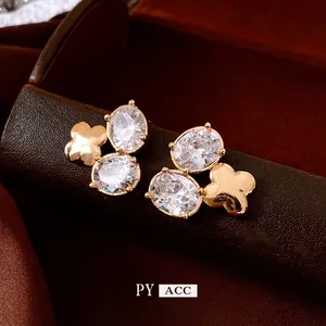 Französische 18K vergoldete Blumenohrringe mit ovalen Zirkonia auf Leder-Displaybox