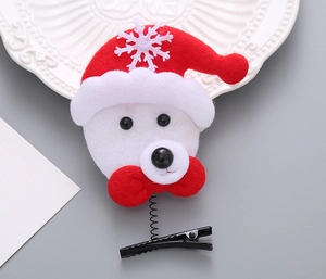 Detalle de una pinza para el pelo de Papá Noel de felpa con gorro rojo y clip de resorte