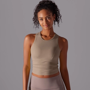Détail du haut de yoga court kaki montrant la coupe sans manches et le tissu extensible