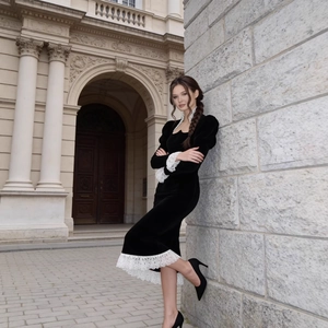 Elegante abito in velluto nero da donna con dettagli in pizzo bianco e taglio in vita