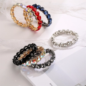 Details von elastischen Kristallherz-Armbändern in Rot, Blau und Schwarz aus Legierung
