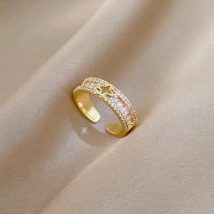 Nahaufnahme vom verstellbaren Kleeblatt-Ring mit Zirkonia-Steinen und Stern-Ausschnitt