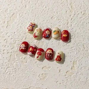 Vue macro de nail art 3D gaufré avec danse du lion rouge et motifs de carpes koi