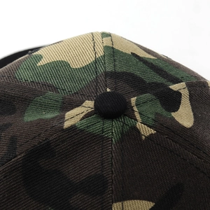 Vue détaillée de la calotte de casquette camouflage avec coutures nettes et bouton supérieur