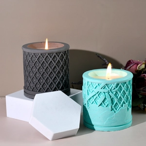 Detalle macro del relieve de bambú en velas aromáticas de cemento gris y azulado