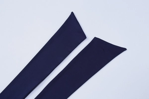Détail macro de sangles en tissu bleu marine avec coupe diagonale nette et texture lisse