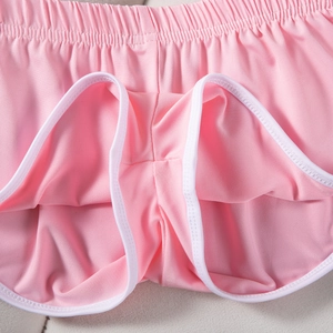 Detailansicht der rosa Sportshorts mit verstärktem Schritt und weißer Kontrasteinfassung