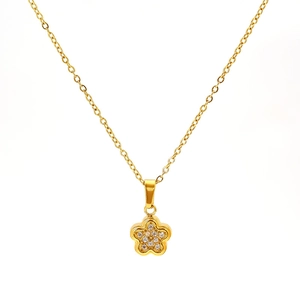 Collier élégant en acier titane doré avec un pendentif fleur serti de diamants