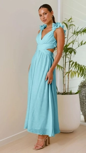 Dettaglio dell'abito in chiffon celeste con ritagli in vita e volant sulle spalline fiorite