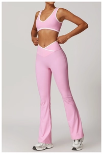 Ensemble brassière rose et pantalon de yoga évasé à taille haute avec liserés blancs