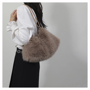 Vue détaillée du sac d'épaule en fausse fourrure marron avec poignée en cuir souple
