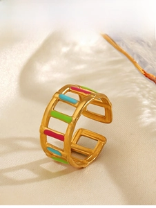 Dettaglio anello geometrico smaltato colorato su raso crema con luce professionale